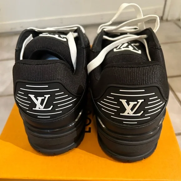 LOUIS VUITTON’S ARCH LIGHT SNEAKER 440N SIZE 10 BLACK, NEVER WORN